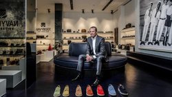 Philipp Gaydoul in einem Navyboot-Shop.
