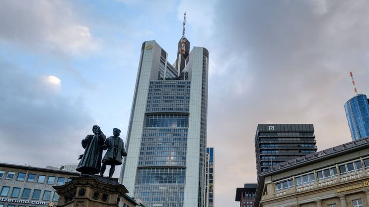 Ehe ohne viel Willen: Bürogebäude der Commerzbank (l) und der Deutschen Bank in Frankfurt.