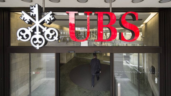 Das UBS Logo fotografiert am Tag der Bilanzmedienkonferenz der Bank UBS am Dienstag, 2. Februar 2016 in Zuerich. Der Reingewinn der UBS Group AG fuer 2015 erhoehte sich gegenueber dem Vorjahr um 79 Prozent auf CHF 6,2 Milliarden. (KEYSTONE/Ennio Leanza)..The logo of Swiss bank UBS in Zurich, Switzerland, Tuesday, 02 February 2016. Swiss Bank UBS UBS Group net profit for 2015 increased 79 percent year on year to CHF 6.2 billion. (KEYSTONE/Ennio Leanza)