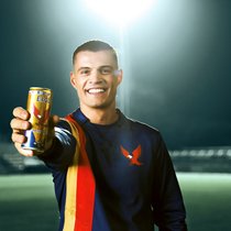 Prost! Xhaka ist u.a. Werbegesicht für den Energydrink Golden Eagle.