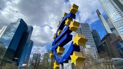 Euro-Skulptur vor dem ehemaligen Sitz der Europäischen Zentralbank in Frankfurt.