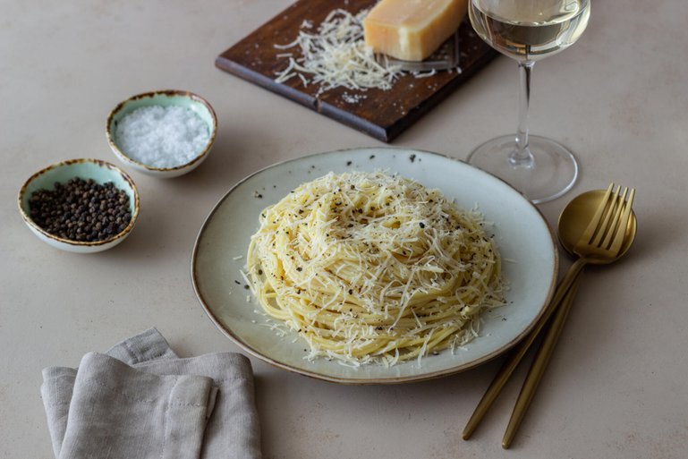 Pecorino im Glas und Pecorino über der klassischen Pasta Cacio e Pepe.