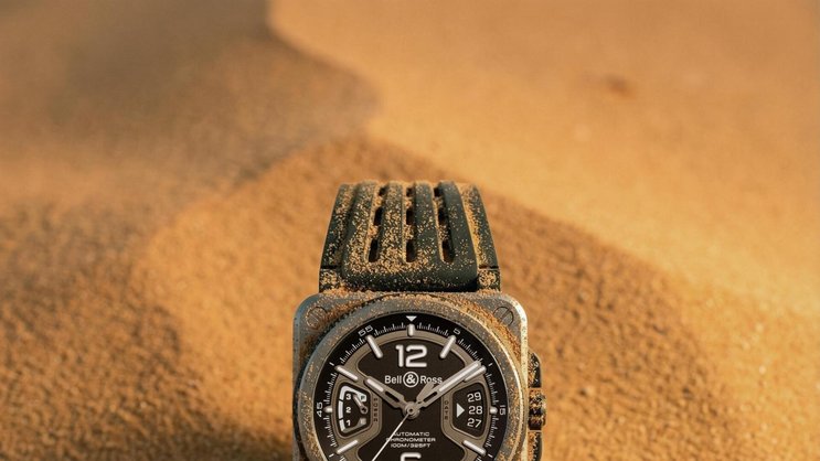Bell & Ross unterstützt das Defender Rally Team in der World Rally-Raid Championship 2026. Passend dazu gibts die BR-X5 Black Titanium.