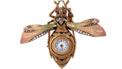 Das aufwendige Verfahren des «Emaillierens», wird in der Luxusindustrie für Miniaturen auf Zifferblättern und Gehäuse gerne verwendet.