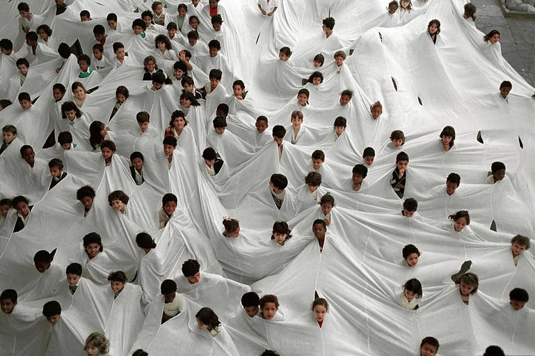 «Divisor»,1968, Performance im­ Museu de Arte Moderna,Rio de Janeiro, Brasilien (1990).