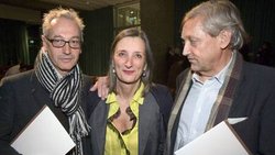 Die Schweizer Künstler Peter Fischli (l.) und David Weiss, posieren mit Bice Curiger im Kunsthaus Zürich. (Bild: Keystone)
