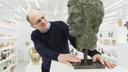 Unternehmer und Sammler Jean Claude Gandur in der ägyptischen Sammlung seiner Stiftung.