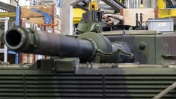 Panzerturm vom Typ Leopard 2 in einer Wartungshalle der RUAG in Thun: Der Rüstungskonzern will sparen. 