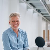 Kresten Bjørn Krab-Bjerre (61) giesst als Creative Director bei B&O die präzise Klangtechnik des Hi-Fi-Herstellers in das markante minimalistische Design.