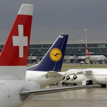 Flugzeuge der Lufthansa und der Konzern-Tochter Swiss am Flughafen Zürich. Neu können Investoren auch beim Traden Gratismeilen sammeln. (KEYSTONE/Alessandro Della Bella)
