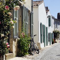 Liebhaber nennen die Ile de Ré auch «Ré la Blanche» – wegen der weiss gekalkten Häuser mit den grünen Fensterläden.