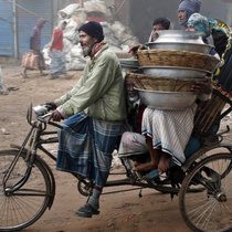 Menschen auf einer Rickscha: Kuoni bietet neu Studienreisen nach Bangladesch.  Keystone