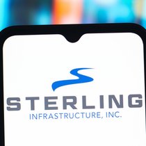 Das Logo von Sterling Infrastructure auf einem Smartphone-Display.