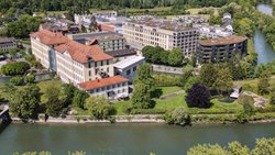 Die Fabrikantenvilla liegt in Windisch am Ufer der Reuss.