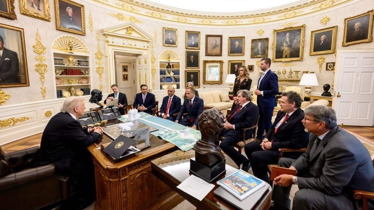US-Präsident Donald Trump mit den sechs Unternehmern im Oval Office.