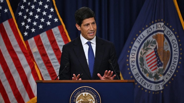 Fed-Chef Kevin Warsh lässt den US-Leitzins unverändert.