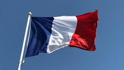 Flagge von Frankreich weht im Wind.