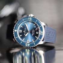 Das um 2,7 Millimeter verkleinerte, 42,3 Millimeter grosse Gehäuse der Fifty Fathoms erforderte ein Redesign von Zifferblatt und Drehring. Das Werk ist das seit 2007 verfügbare automatische Kaliber 1315 mit 120 Stunden Gangreserve.