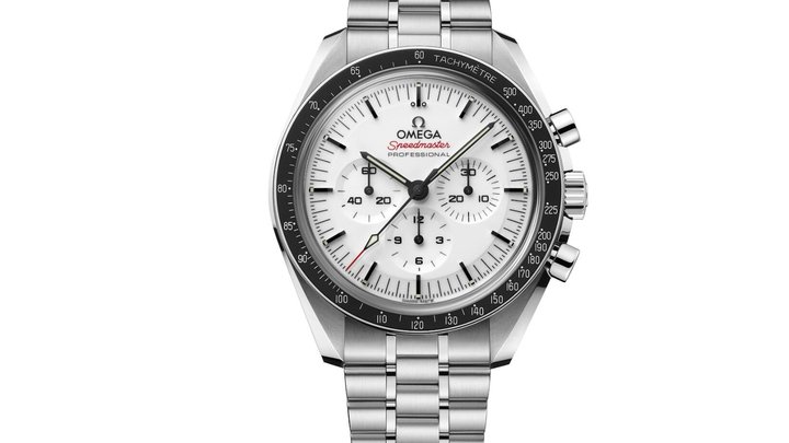 Omega Speedmaster Professional Die Moonwatch im 42-mm-Stahl­gehäuse mit weissem Zifferblatt ist das neue und bislang hellste Kapitel in der Legende ohne Ende. 7700 Fr.