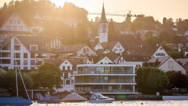 Häuser in Rüschlikon am Zürichsee: Eine Abschaffung des Eigenmietwerts würde Wohneigentümer vor neue Herausforderungen stellen.