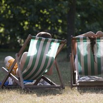 Chillen im Liegestuhl statt Bürosessel: So entspannen viele während ihres Sabbaticals, um dann mit neuer Energie an den Arbeitsplatz zurückzukehren.