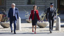Das Ende des Lockdowns kommt in Trippelschritten: Guy Parmelin (l.), Simonetta Sommaruga und Alain Berset.