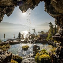 Auf dem coolsten Roadtrip der Schweiz machen wir unter anderem Halt bei den St.-Beatus-Höhlen im Berner Oberland. Das weitverzweigte Höhlensystem gehört zu den grössten des Landes.