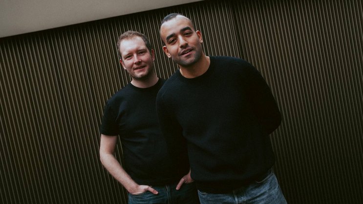 Nikolay Kobyshev (l.)und Karim Saleh reduzierten mit ihrer KI-Lösung Ausfallzeiten und Sicherheitsrisiken auf Produktionslinien um bis zu 50 Prozent.