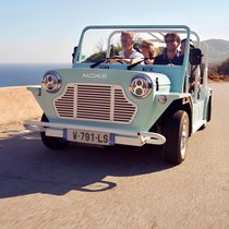 Mit dem elektrischen Kultauto Moke kommt Sommerfeeling auf.