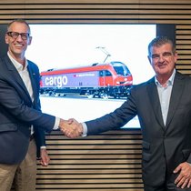Peter Spuhler (rechts) bei der Vertragsunterzeichnung mit Vertretern von SBB Cargo.