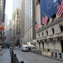 Passanten vor der New Yorker Wall Street (USA, 17. Februar 2025).