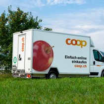 Coops E-Supermarkt wuchs 2025 um 10 Prozent: Lieferwagen von Coop.ch.