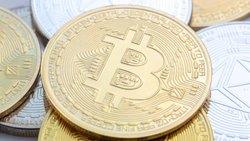 Im Sog des Bitcoin rauschten in der Nacht auf Dienstag auch die anderen grösseren Kryptowährungen nach unten: Münzen mit den Symbolen von Bitcoin und Ethereum.