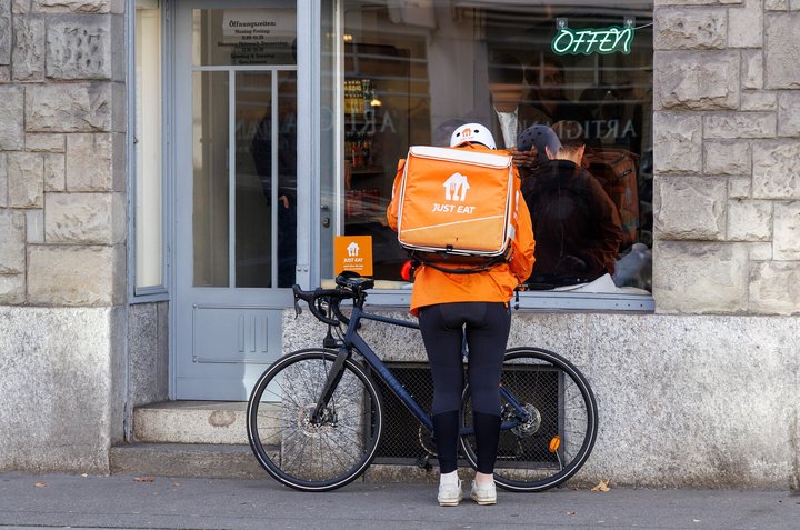 Schweizer Haushalte geben heute noch etwa 7 Prozent ihres Einkommens für Lebensmittel aus – weniger als früher. Immer mehr Geld fliesst in Bequemlichkeit wie Lieferdienste.