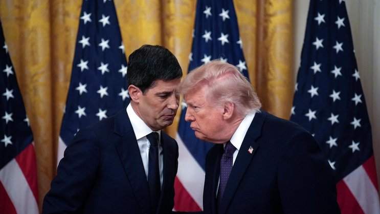 US-Präsident Donald Trump (rechts) bei der Vereidigung von Kevin Warsh als Chef der US-Zentralbank Federal Reserve am 22. Mai 2026.