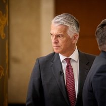 UBS-Chef Sergio Ermotti kämpft dafür, dass die Grossbank in der Schweiz bleiben kann. Doch die Aktionäre erhöhen den Druck.