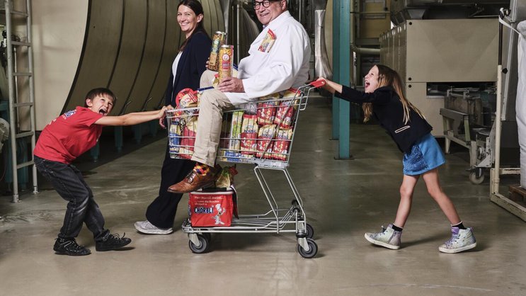 Drei Generationen: Firmenchef Beat Grüter mit Tochter Sarah Anderhub und den Enkelkindern Oskar und Janka in der Fabrikhalle der Pasta Premium AG in Frauenfeld TG.