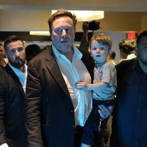 Elon Musk (hier mit seinem Sohn auf dem Arm) wirft ChatGPT vor, politisch korrekt zu sein.