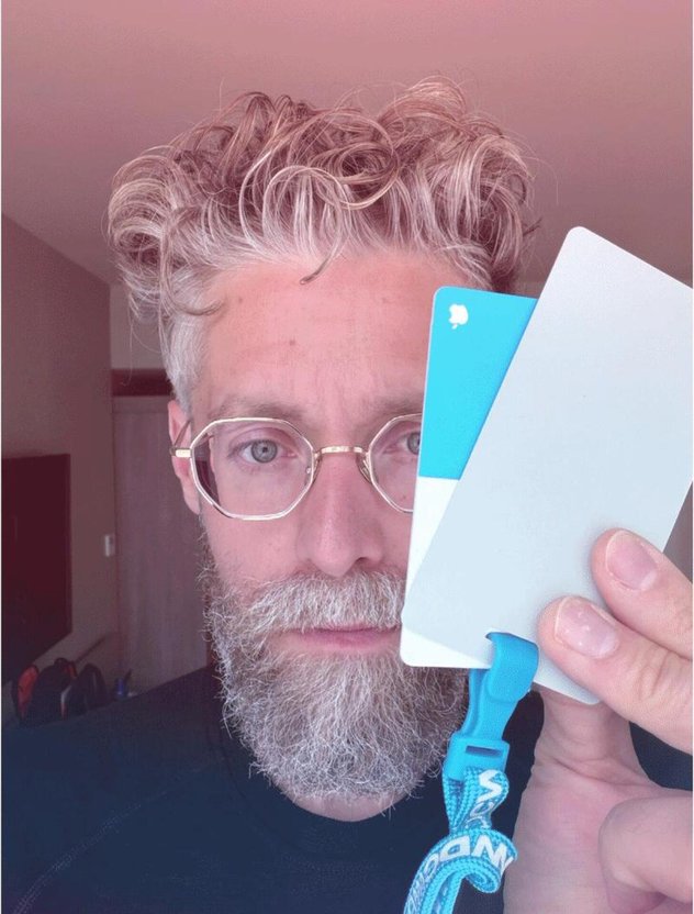 Hier verschwindet gleich der Badge vor dem Gesicht.