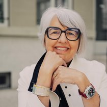 Sie hat einen Bezug zu Uhrmachern und Uhren: Elisabeth Baume-Schneider trägt eine Armbanduhr der Marke Aerowatch aus Saignelégier JU.