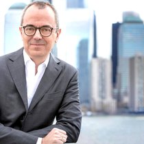 Stabwechsel: Giovanni Caforio (im Bild) ersetzt Jörg Reinhardt als Novartis-Präsident. Sein Auftrag: mit CEO Vas Narasimhan das Wachstum in den USA anzukurbeln.