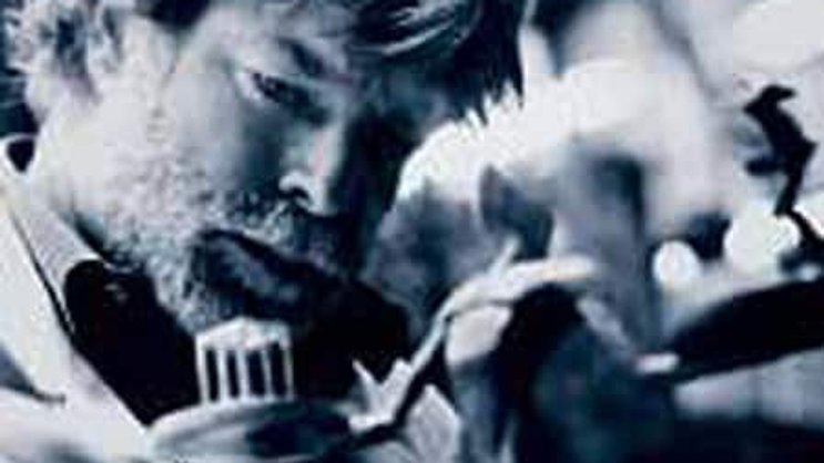 Igor Ustinov: Der Bildhauer bei der Arbeit in seinem Atelier.