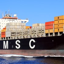 Ob Jeans aus der Türkei, Smartphones aus China oder Veloteile aus Taiwan – sie alle reisen im Container über die Meere: Schiffsentladung im Hafen von Rotterdam.