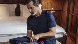 Spitzenkoch Andreas Caminada lanciert seine eigene Pyjama-Kollektion.