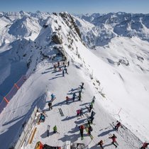 Der Gemsstock ob Andermatt, seit Mitte November geöffnet, schneesicher und seit Januar auch sonnig: Auf fast 3000 Metern kurven vor allem geübte Wintersportler und Freerider.