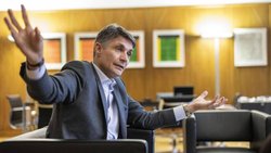 Ende des Jahres schliesst Fabrizio Petrillo das Kapitel Axa. Er gilt als erfolgshungrig, aber umgänglich, fährt zuweilen auch seine Krallen aus, etwa im Versicherungsverband.