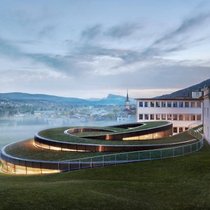 Im zeitgenössischen Glasgebäude in Le Brassus lädt AP zu einer Sonderausstellung ein.
