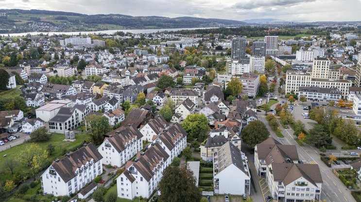 Häuser in Uster ZH: Die Hypothekarsätze haben über fast alle Laufzeiten hinweg spürbar nachgegeben.