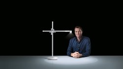 Jake Dyson mit seiner neusten Erfindung: Die Lampe, die sich auf ihren Besitzer einstellt.
