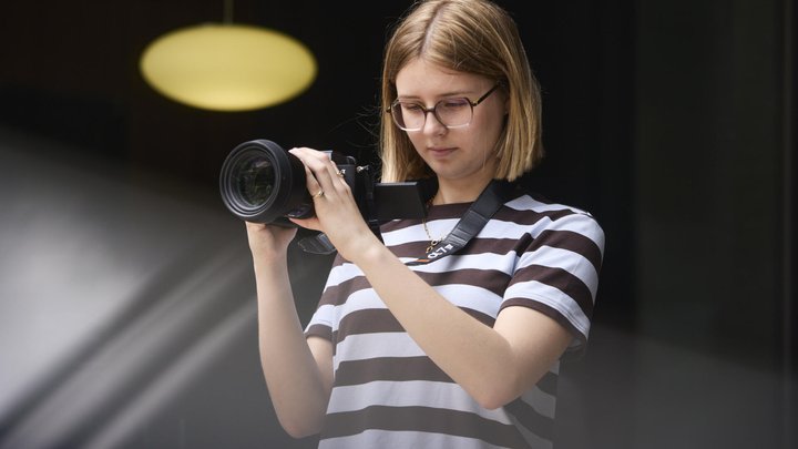 Fotografieren und Filmen gehören zu Tinas Berufsbild – die Bilder verwendet sie für Social-Media-Kampagnen, aber auch für Websites, Screens und weitere Kommunikationsmittel.